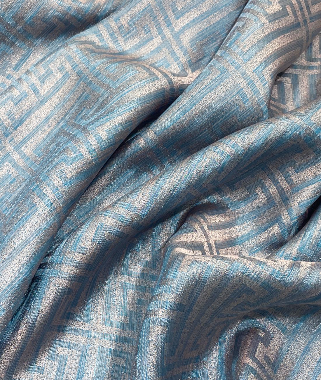 Anti Wrinkle Dual Shade Fabric